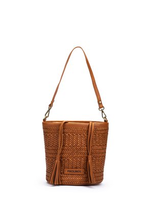 Bolso tipo cubo de cuero marrón tejido con correa ajustable para el hombro, borlas en la parte delantera y etiqueta "PIKOLINOS" en el centro inferior.