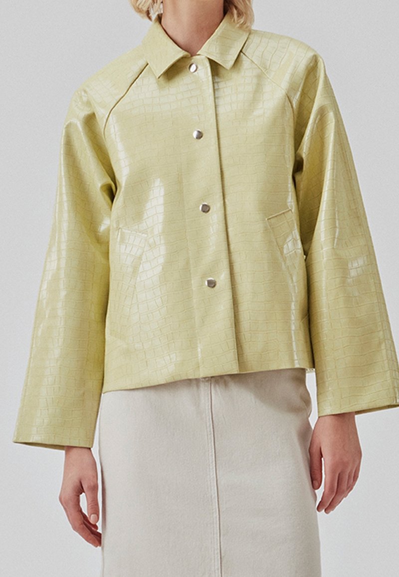 Limegrüne Kunstlederjacke mit Krokodilprägung, oversized Schnitt, Druckknöpfen und Seitentaschen.