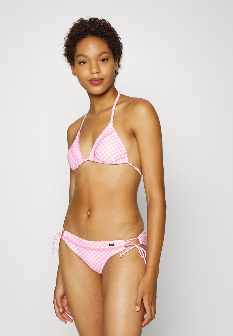 Rosa Gingham-Bikini-Set mit Dreieckstop und verstellbaren Seitenbindungen. Das Material wirkt glatt und weist zarte Nähte auf.