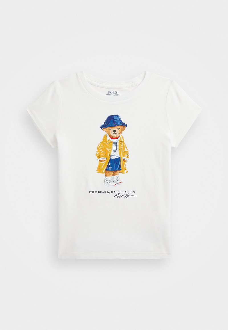 Vit bomull t-shirt med en grafisk bild av en björn i en gul regnrock, blå skor och en blå hatt, med texten "Polo Bear av Ralph Lauren".