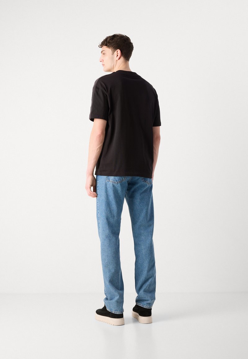 Calvin Klein CUT OUT SHADOW LOGO - T-shirt imprimé - black/noir Calvin Klein CUT OUT SHADOW LOGO - T-shirt imprimé - black/noir