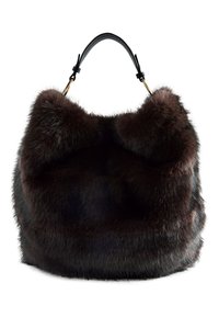 Geantă de mână maro din blană textilă cu textură pufoasă, formă rotunjită și mâner din piele neagră. Prezintă accente de metal aurit.