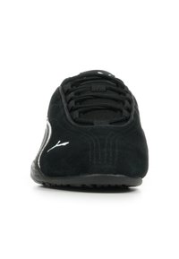 Scarpa sportiva in suede nera con punta arrotondata, superficie texturizzata, sei occhielli e logo bianco sul lato. Suola in gomma piatta per una migliore aderenza.