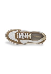 Sneaker bianco e beige realizzata in suede e pelle, con un design testurizzato, lacci bianchi e un accento metallico dorato sul tallone.