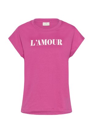 T-shirt rose vif à manches courtes avec texte blanc "L'AMOUR" imprimé sur la poitrine et un col rond.