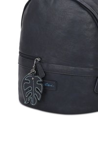 Zaino in pelle blu navy con forma rotonda, dotato di chiusura con zip, un ciondolo a forma di foglia e un logo ricamato blu.
