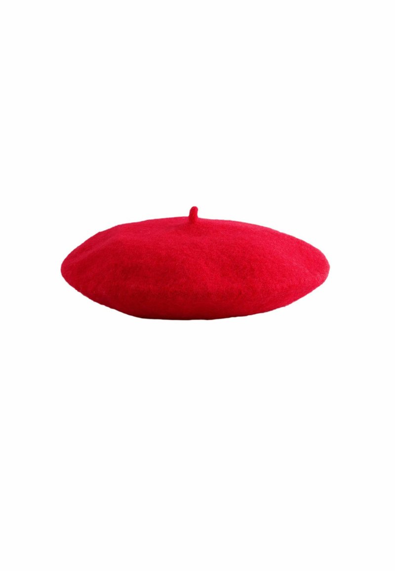 Rote Filz-Beret mit weicher Textur, runder Form und einem kleinen zentralen Haarknoten. Geeignet für verschiedene Kopfgrößen.