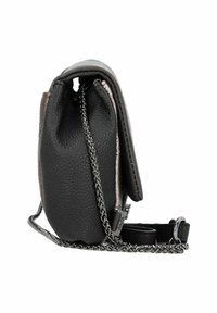 Borsa in pelle nera texture con tracolla a catena argentata, caratterizzata da una chiusura a pattina e una forma rettangolare compatta. Accentuata da dettagli metallici.