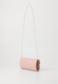 Rosa gewebte Leder-Clutch in zylindrischer Form mit einer goldenen Kettenriemen und einer eleganten, strukturierten Oberfläche.