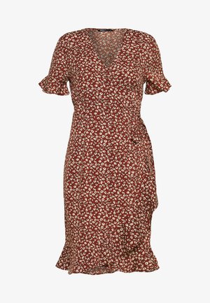 Rotes Blumenkleid mit kurzen Rüschärmeln, V-Ausschnitt und gestuftem Saum. Das Blumenmuster enthält kleine weiße und grüne Akzente.