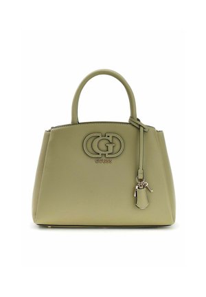 Olivgrüne Guess-Handtasche mit doppelten Griffen, Logo-Emblem und angebrachtem Schlüsselanhänger auf weißem Hintergrund.