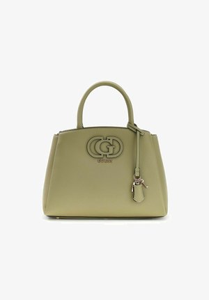 Sac à main Guess vert olive avec doubles poignées, emblème du logo et porte-clés attaché sur fond blanc.