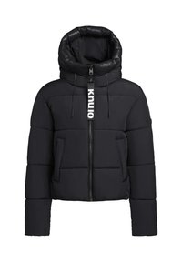 Svart puffjacka med hög krage och huva. Har en dragkedja framtill, snöre detaljer och två framfickor. Quiltad design.