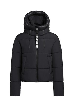 Must natuke must puffer jope kõrge kaeluse ja kapuutsiga. Omab esist zipperit, nöördetailide ja kahe esise taskuga. Duvet disain.