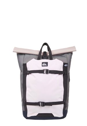 Grauer und beiger Roll-Rucksack mit schwarzen verstellbaren Riemen und einer Fronttasche, die ein kleines Berglogo zeigt.