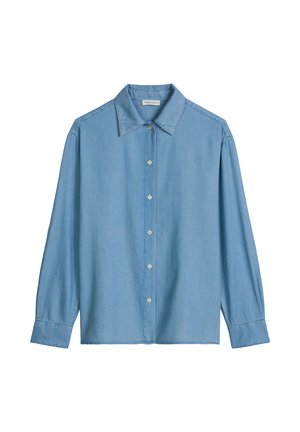 Lichtblauw overhemd met lange mouwen, knopen, een kraag en manchetten, plat liggend op een witte achtergrond.