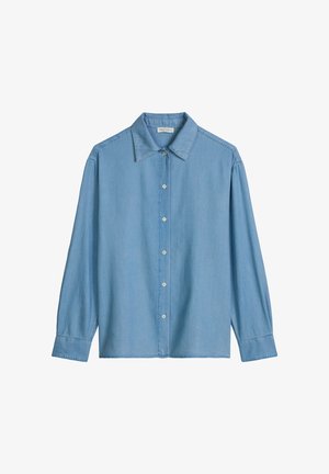 Lichtblauw overhemd met lange mouwen, knopen, een kraag en manchetten, plat liggend op een witte achtergrond.