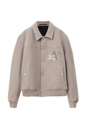 Hellbeige Fleecejacke mit Druckknöpfen, gerippten Bündchen und Saum, Seitentaschen sowie einem Aufnäher mit den Buchstaben "AS" auf der Brust.