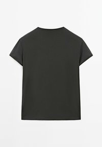 Mørkegrå kortærmet t-shirt med rund halsudskæring, glat tekstur og en løs pasform. Ingen synlige mønstre eller hardware-detaljer.