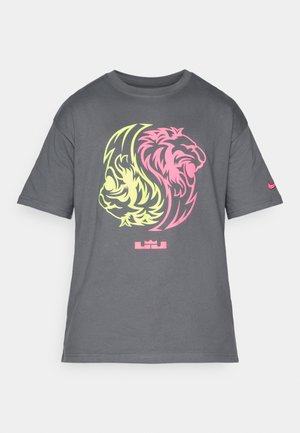 Grå bomulds T-shirt med et stort grafisk motiv af to stiliserede løver i neongul og pink. Korte ærmer, rund halsudskæring. Logo på ærmet.