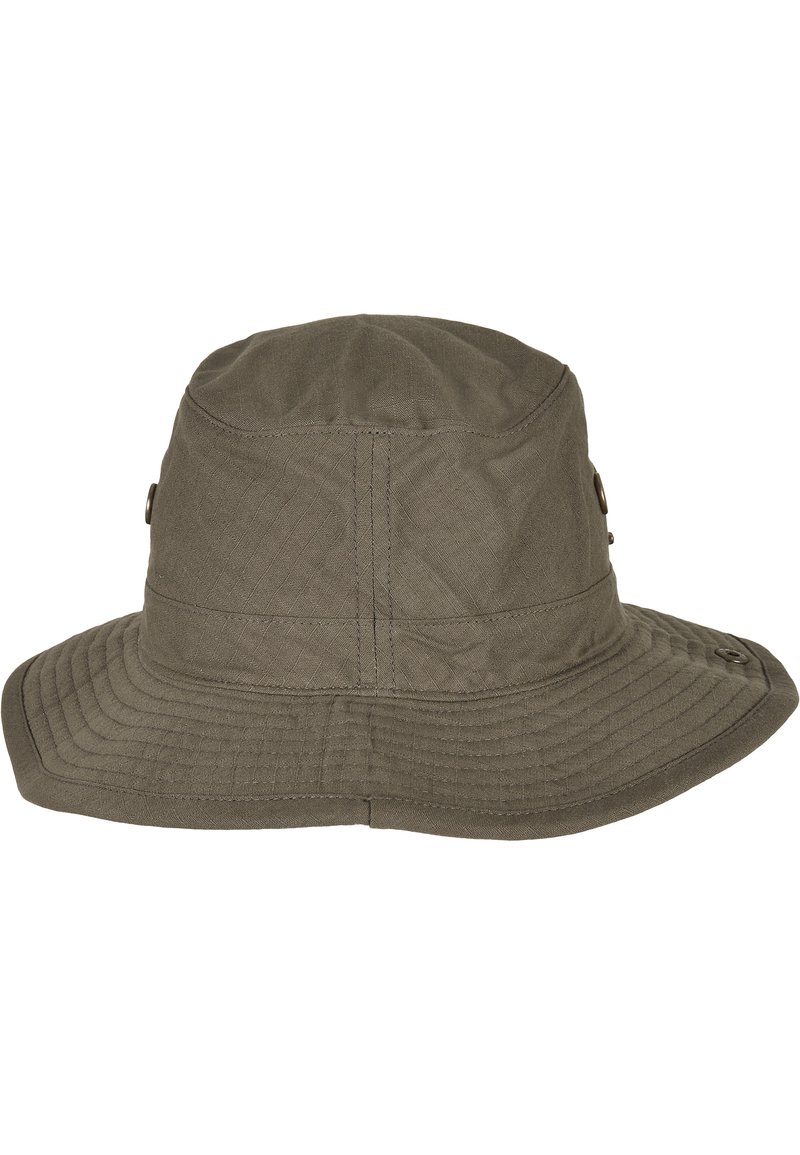 Olivewozielony kapelusz typu bucket wykonany z teksturowanej tkaniny, z szerokim rondem i metalowymi akcentami. Projekt jest prosty, z przeszytymi detalami.