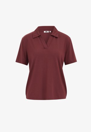 Tmavě červené polokošile s krátkým rukávem a otevřeným límcem ve tvaru V, na jednobarevném bílém pozadí.