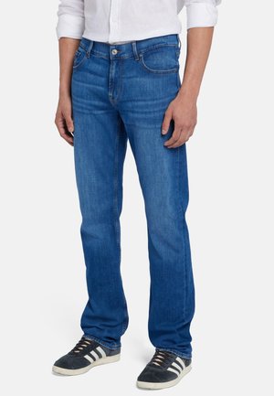 Jeans in denim blu con taglio dritto, dotati di cinque tasche, chiusura frontale con bottone standard e una leggera scoloritura per creare texture.