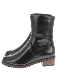 Botas de tobillo de cuero negro con textura suave, puntera redondeada, paneles laterales elásticos y un tacón de bloque de madera con suela texturizada.