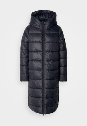 Schwarzer gepolsterter langer Mantel mit Kapuze, ausgestattet mit einem Reißverschluss vorne, puffigen Abschnitten und einem einfachen, eleganten Design vor einem hellen Hintergrund.