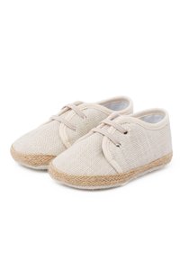 Scarpe in tela beige con superficie tessuta, caratterizzate da design con lacci e bordo in giuta intrecciato attorno alla suola. Forma della punta rotonda.