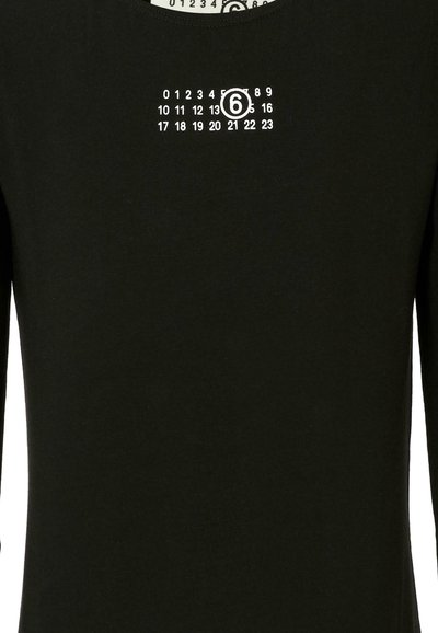 Maglietta nera a maniche lunghe con scollatura rotonda. Grafica bianca centrata che include un layout di calendario con il numero 6 evidenziato.