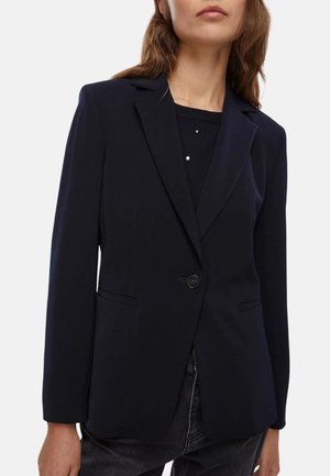 Blazer blu navy con vestibilità sartoriale, chiusura a un bottone e due tasche frontali. Tessuto liscio, rever a punta e maniche non foderate.