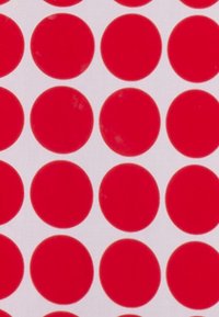 Czerwone kropki w białym tle, równomiernie rozmieszczone, okrągły kształt, o gładkiej strukturze i błyszczącym wykończeniu.
