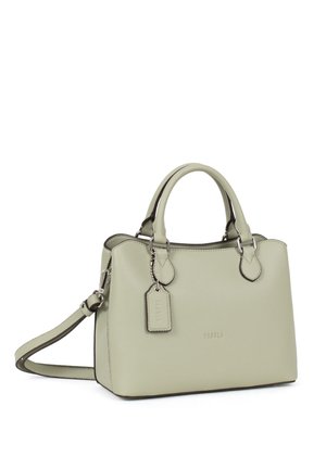 Sac à main en cuir vert clair avec doubles poignées, bandoulière détachable et une petite étiquette de marque suspendue près de la poignée.