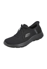 Zapatillas deportivas negras hechas de malla transpirable, con punta redondeada, diseño de cordones y suela texturizada con un logo sutil.