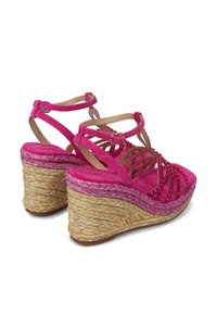 Sandalias de cuña de ante rosa con plataforma de yute trenzado, que presentan un diseño de tiras y piedras brillantes decorativas a lo largo de las correas.