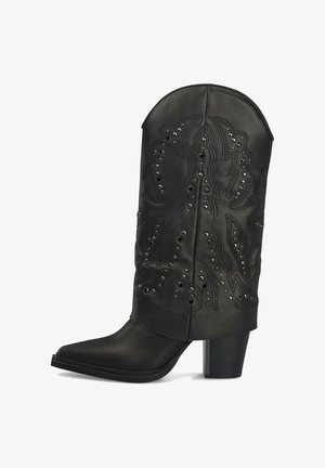 Schwarze Cowboy-Stiefel aus Kunstleder mit spitzem Schuhkopf, verziert mit aufwendiger Stickerei und silbernen Nietenakzenten, ausgestattet mit einem dicken Absatz.