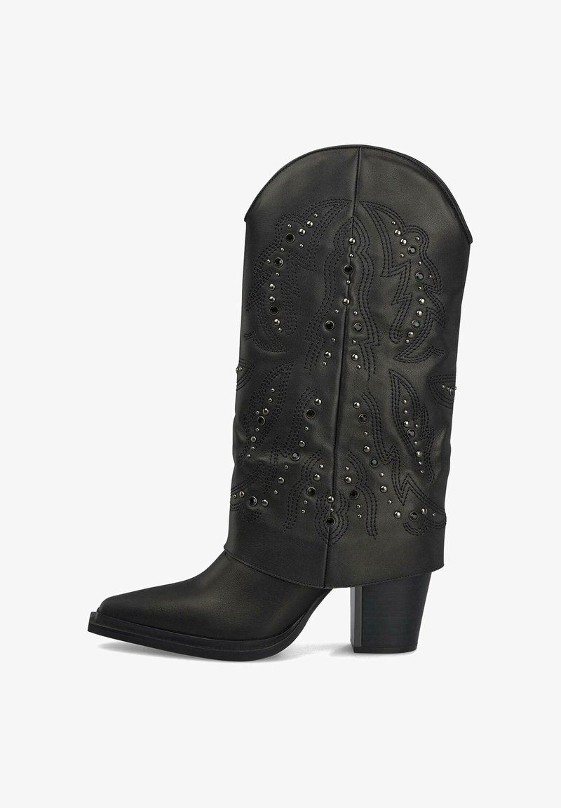 Czarne kowbojskie buty z syntetycznej skóry z wysmuklonym noskiem, ozdobione skomplikowanym haftem i srebrnymi ćwiekami, z masywną obcasem.