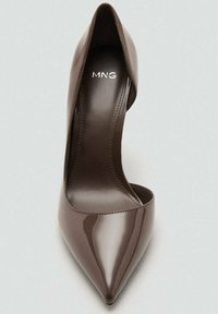 Pantof maro din piele lacuita cu toc înalt, cu vârf ascuțit, părți laterale deschise și textură netedă, lucioasă. Dispune de o talpă interioară cu marcă imprimată.