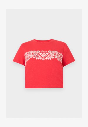 Červené krátke tričko s bielym kvetinovým pásikom cez hruď a logom "Roxy" umiestneným v strede nad kvetinovým vzorom.