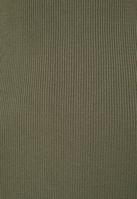 Tessuto lavorato a maglia verde oliva con una texture a costine verticali, caratterizzato da un motivo a maglia fine. Materiale morbido con una finitura liscia.