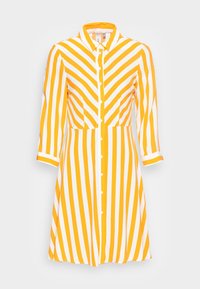 Vestido de camisa a rayas amarillas y blancas con cuello, mangas largas, botones en la parte delantera y un dobladillo acampanado. La tela parece ligera y suave.