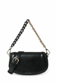 Borsa a mano in pelle nera con una forma curva, dotata di una tracolla a catena con accenti neri e dorati, e un dettaglio con fibbia sulla tracolla regolabile.