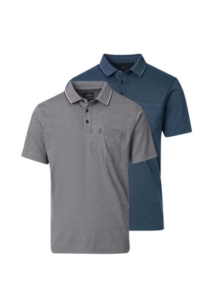 Kaksi lyhythihaista polopaitaa, yksi harmaa mustilla kaulus- ja taskuverhoiluilla, ja toinen tummansininen, molemmissa napilliset kaulukset.