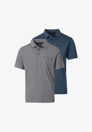Dwie koszulki polo z krótkim rękawem, jedna szara z czarną obwódką na kołnierzyku i kieszeni, druga ciemnoniebieska, obie z kołnierzykami zapinanymi na guziki.