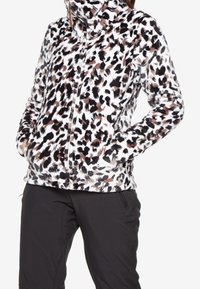 Giacca in fleece con stampa leopardata, colletto alto, chiusura con zip e maniche lunghe; presenta colori nero, marrone e crema; texture morbida.
