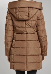 Polstret brun frakke med en aftagelig hætte, der har et horisontalt quiltet mønster og en knælængde silhuet. Glat, blankt stof.