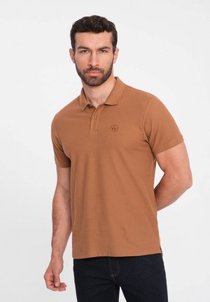 Brun polo-shirt lavet af bomuld, med krave, korte ærmer og broderet logo på brystet. Glat tekstur og tætsiddende design.