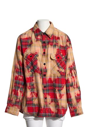 Langærmet skjorte med knapper med rødt og beige batikternet mønster og to forreste brystlommer med knaplukning på en hvid mannequin.