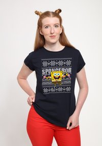 Camiseta de color navy con un gráfico colorido de SpongeBob, con un patrón geométrico tejido en blanco y mangas cortas.